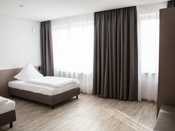 Boardinghouse-Main-Tauber-WohnungI_Bett_Fenster